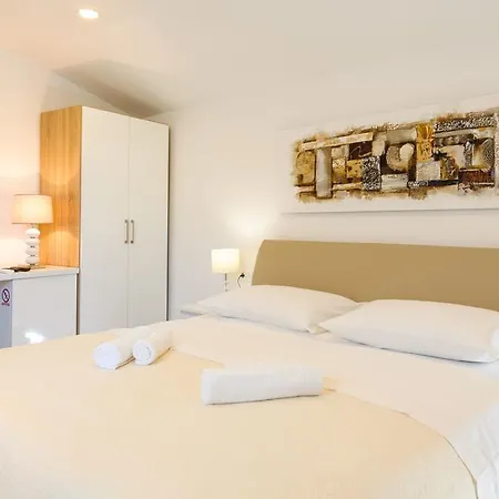 Apartments & Room Rollex